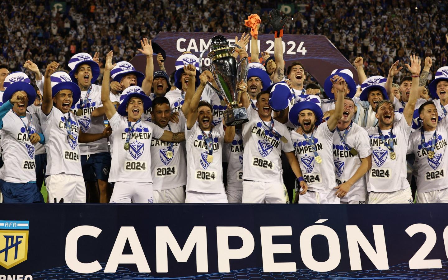 Imagen Vélez muestra orgulloso su 17° título oficial.
