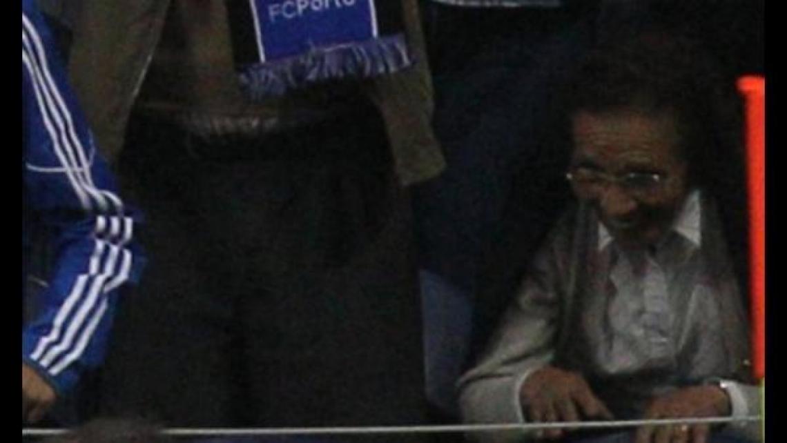 UN FOTOGRAFO DEL diario Récord publicó una nueva foto en la que muestra que el fantasma en realidad era una anciana con dificultades para pararse de su asiento.