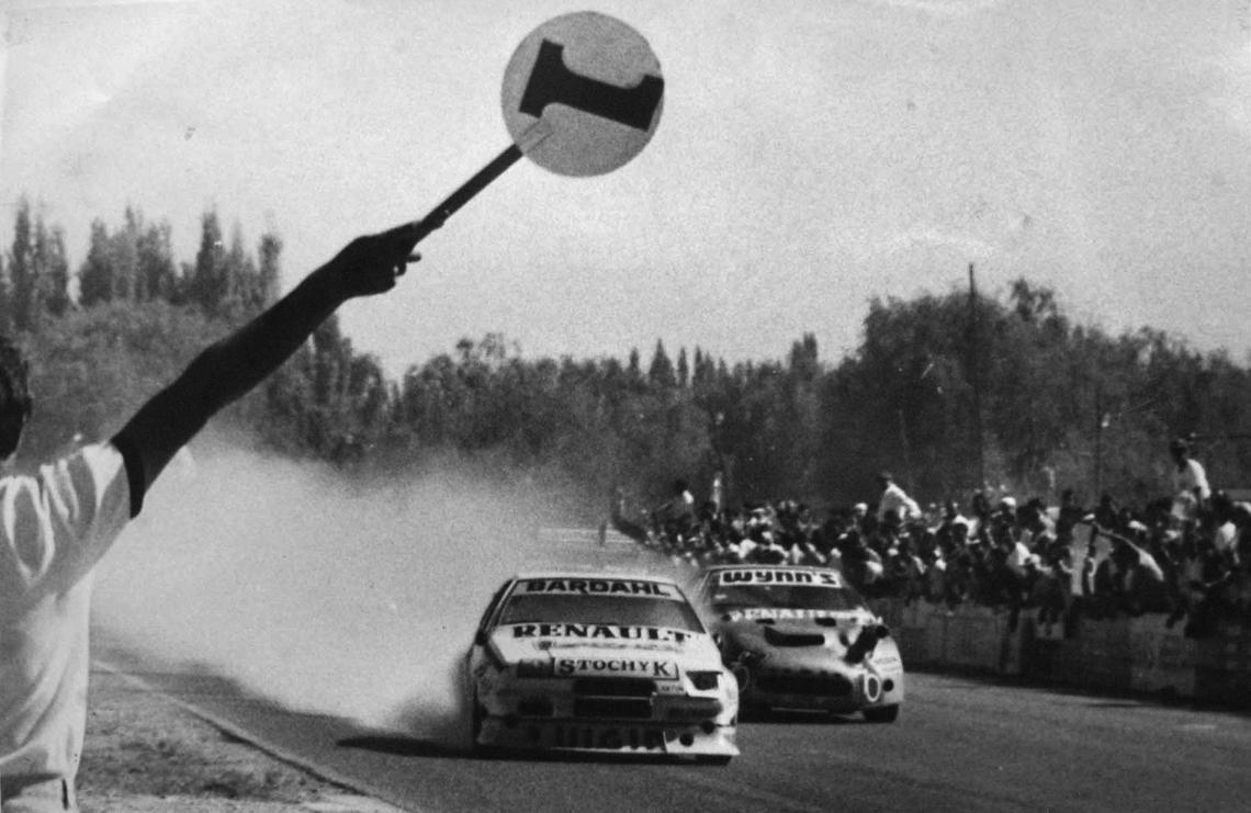 Imagen ROCA, 1988. La más recordada hazaña de Traverso, el día que venció a Silvio Oltra con su cupé fuego envuelta en llamas.