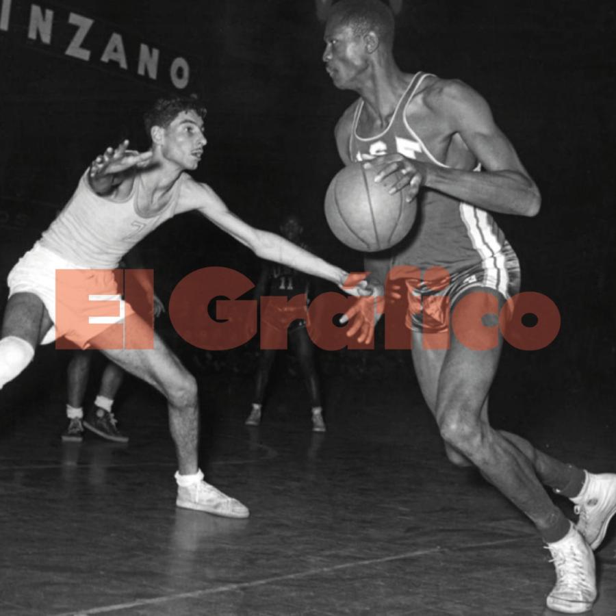 Imagen JULIO DE 1956. En el Luna Park con la Universidad de San Francisco, doble campeón de la NCAA.