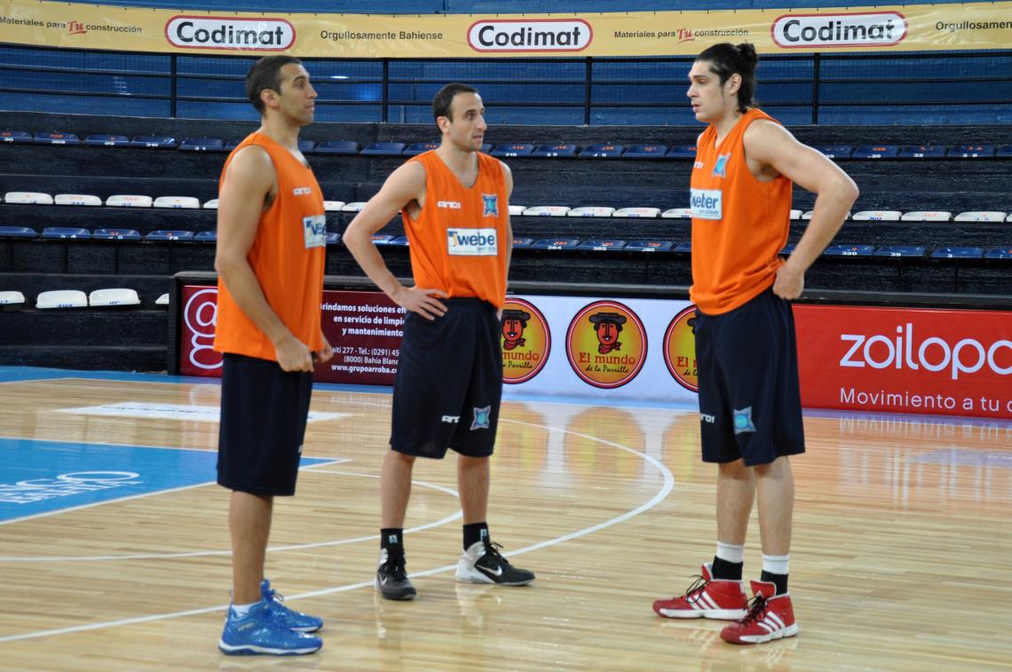 Imagen MANU entrenando con Weber Bahía Estudiantes en el estadio Casanova. Un alto para charlar con Víctor Baldo y Juan Manuel Torres.