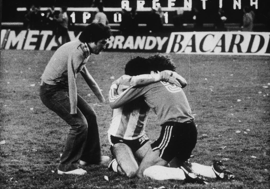 Imagen EL ABRAZO DEL ALMA. Alberto Tarantini y Ubaldo Matildo Fillol se funden en un abrazo al ganar la Copa del Mundo 1978 y a ellos se suma Víctor Dell'Aquila, un hincha sin brazos que se unió con el corazón. La sensacional foto es del gran Ricardo Alfieri.