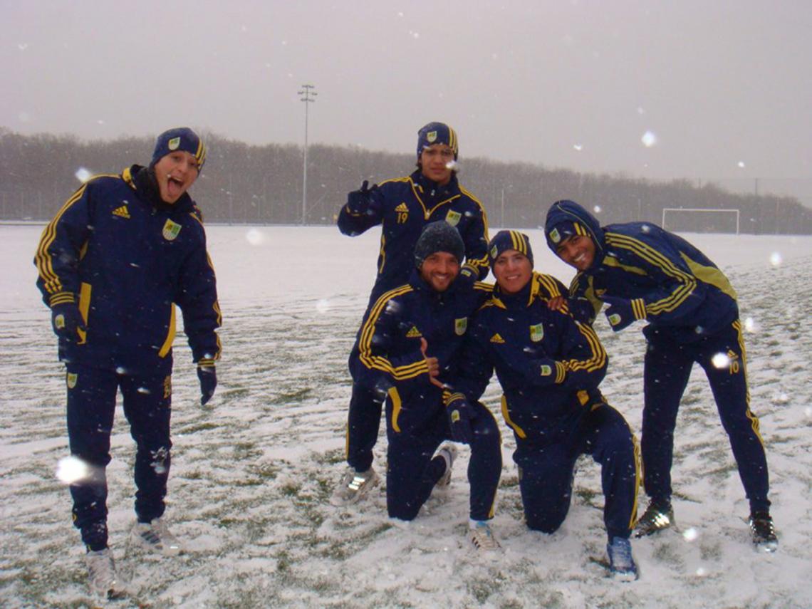 Imagen EN LA nieve y bajo cero. Blanco, Torres, Torsiglieri, Cristaldo y el brasileño Taison.