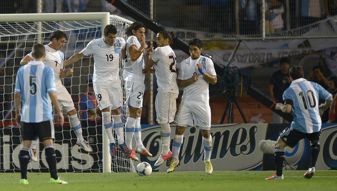 Imagen EL GENIO en acción. Esperaban la comba por arriba y la mandó por abajo: 3-0 a Uruguay.