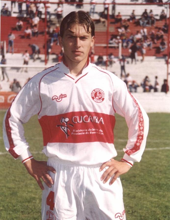 Imagen CON LA CAMISETA del Deportivo Morón, el primer jugador del club transferido a Europa.
