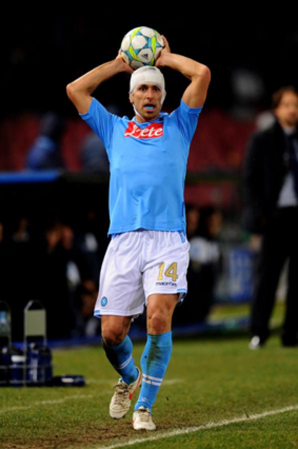 Imagen SOLDADO para la guerra. Lleva seis años de stopper fajándose con delanteros rudos. En el Napoli ganó la Copa Italia.