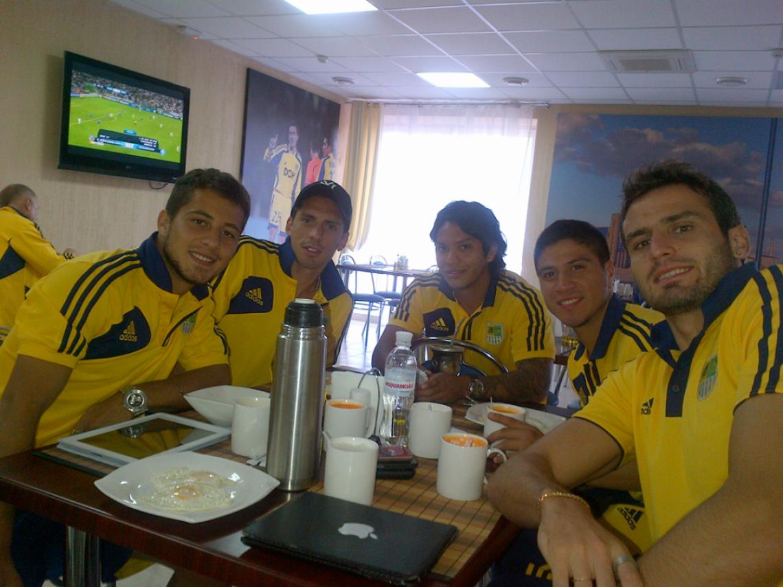 Imagen DESAYUNO en la impecable concentración del Metalist, con mateada y todo: Blanco, Sosa, Torres, Cristaldo y Torsiglieri. Solo falta Villagra.