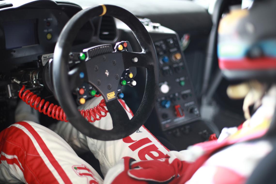 Imagen FANTASTICO volante con sus botones multifunciones de la Ferrari 458.