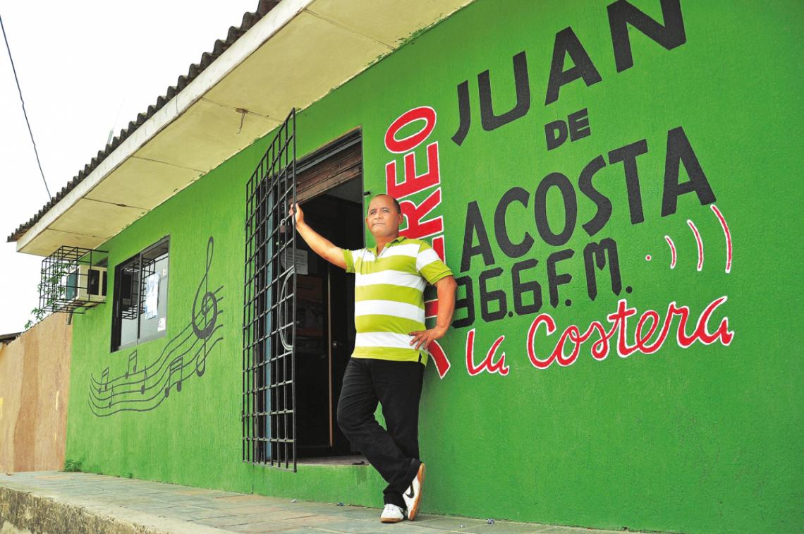 Imagen EN LA PUERTA de la radio a orillas del océano Atlántico colombiano.