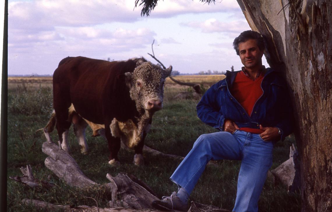 Imagen ESTAMPAS de leyenda: los dos toros de Carlos Casares, una producción de El Gráfico en 1990.