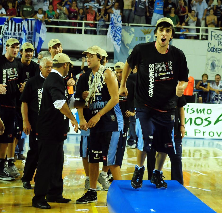 Imagen CAMPEON 2010 de la Liga de las Américas. Detrás, Tato Rodríguez, a quien sucedió. Foto: Marcelo Figueras/FIBA Américas