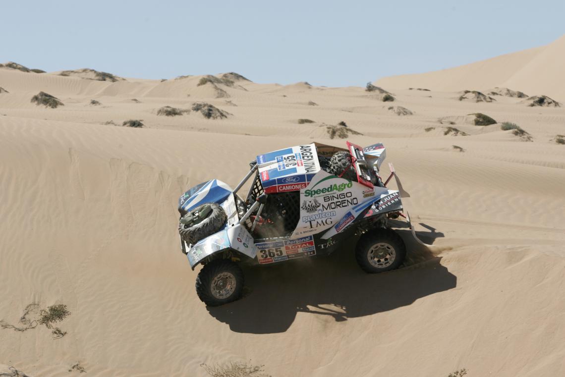 Imagen AVANZA por las dunas el buggy que comandó Spataro, en su debut en el Dakar, en enero de 2011.