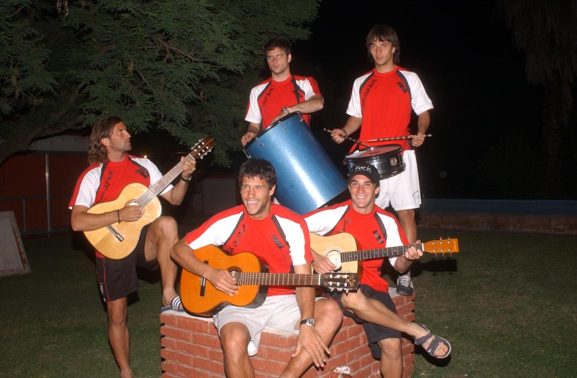 Imagen LINDA BANDA para facturar a la gorra. Newell's campeón 2004: Capria, Domínguez y Borghello en guitarras, Marino al bombo y Scocco, redoblante.