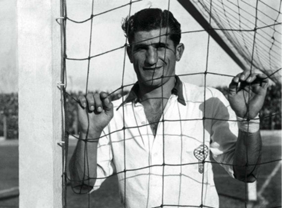 EL GLOBITO en el pecho, junto al corazón. Masantonio, un símbolo, un ídolo sin calendarios. Un 9 de aquellos.