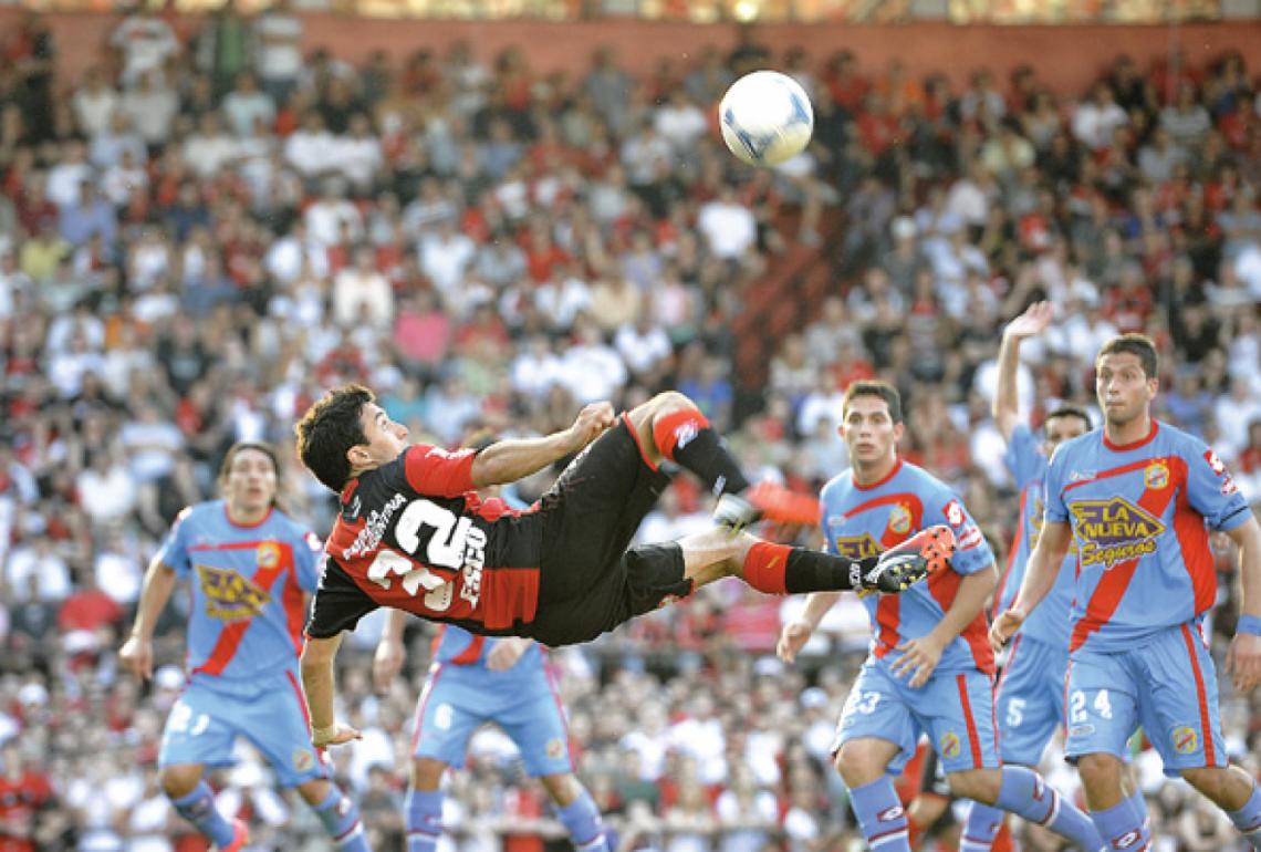 Imagen GOLAZO de chilena en el 2-1 a Arsenal. De chico admiraba a Francescoli y seguramente algo influyó la chilena a Polonia.