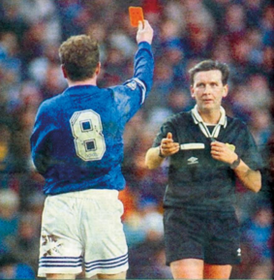 Imagen PAUL Gascoigne "amonesta" al juez Dougie Smith para alcanzarle las tarjetas que se le habían caído. Fue amonestado.