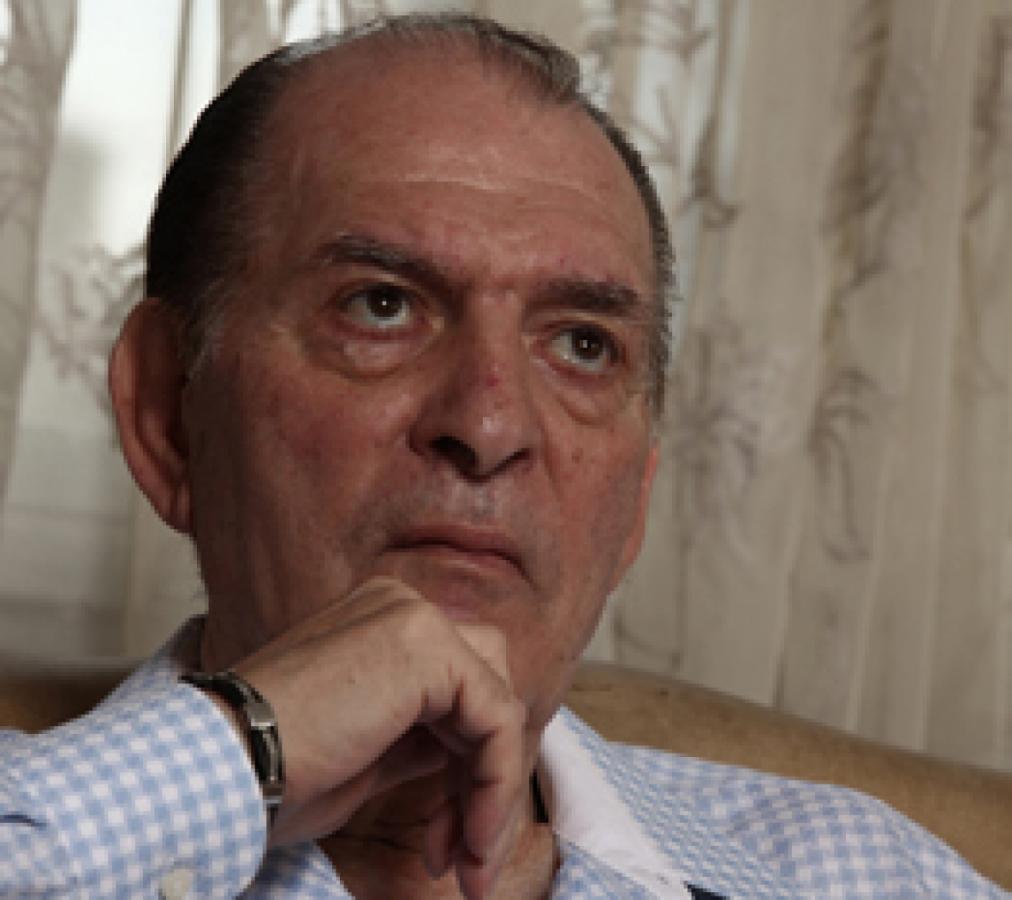 "EL TORDO" Paladino, como lo llaman, en su consultorio de Almagro, en donde es vecino ilustre. Sus pasiones: tango, fútbol y boxeo.