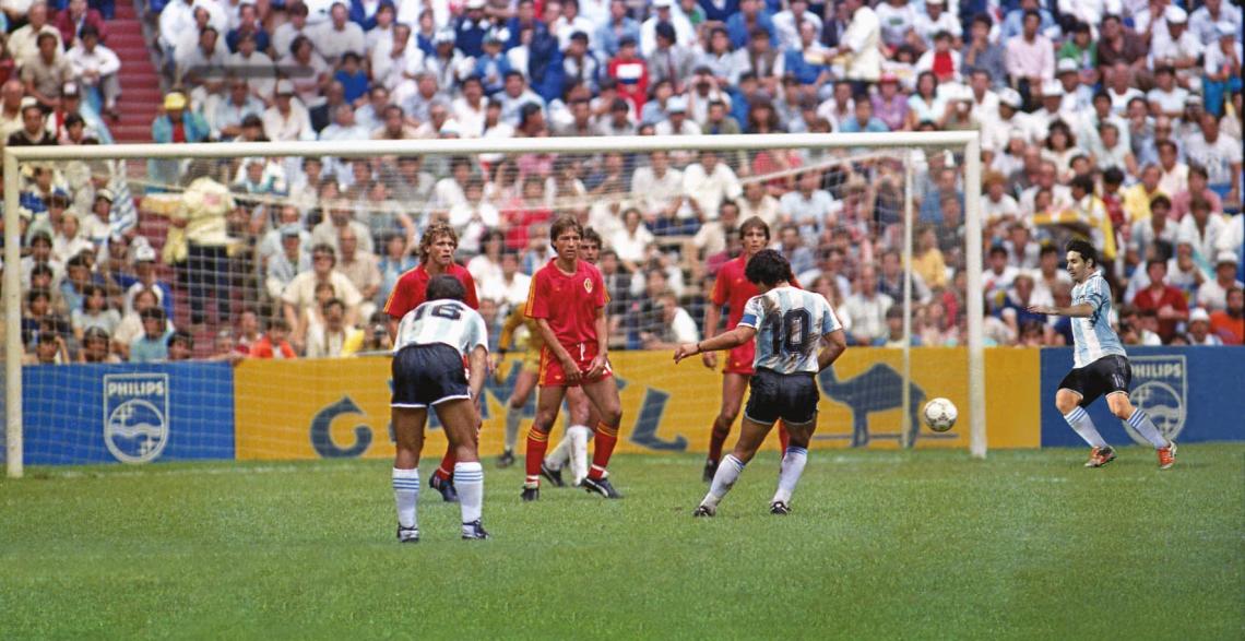 Imagen UNA METAFORA. El Diego del 86 le da un pase al Messi de 2012, que entra en el cuadro a toda velocidad.