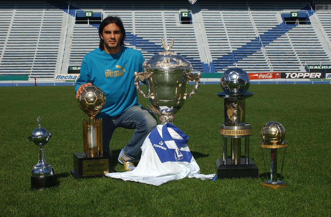 Imagen POSANDO con las cinco copas internacionales que ganó Vélez.