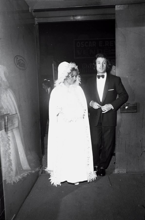 Imagen VESTIDO DE GALA, con su mujer.