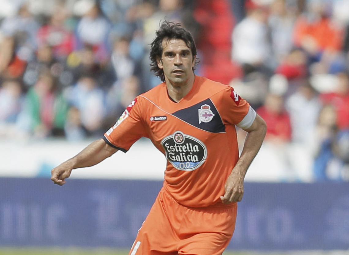 Imagen ADEMAS de la camiseta de La Coruña, Valerón defendió las de Las Palmas, Mallorca y Atlético de Madrid.