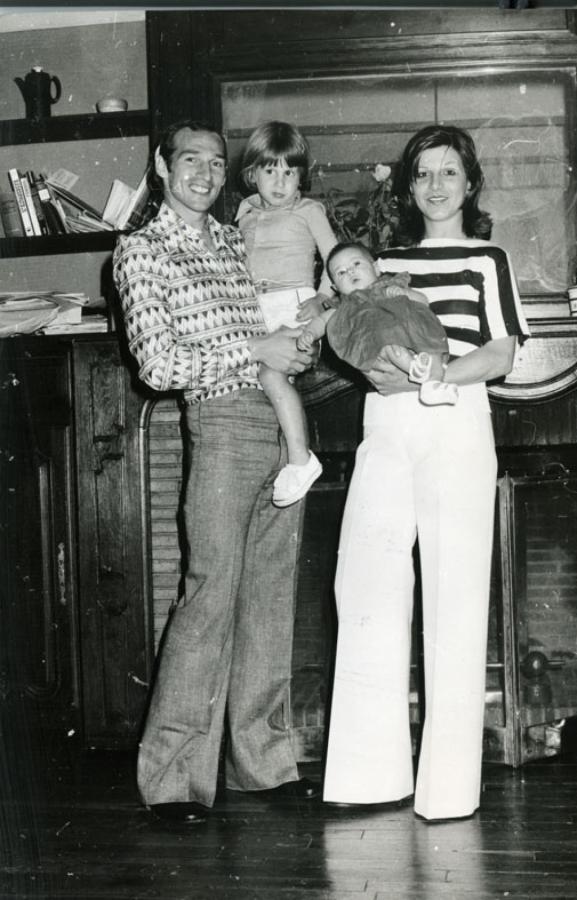 Imagen LA FAMILIA en pleno. El pequeño Mauro, en brazos de Carlos. La beba Brenda, mimada por Margarita.