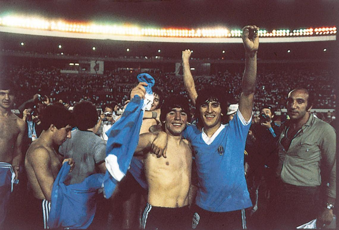 Imagen DUPLA LETAL. Con Maradona hicieron estragos en el Mundial Juvenil, luchaban por ser el goleador (ganó Ramón). También fueron amigos. Aquí tras ganar la semifinal frente a Uruguay.