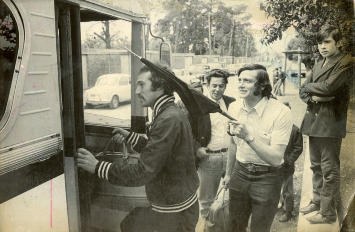 Imagen LA BROMA del Gato Marín, subiendo al micro. Se suponía que ese 3 de octubre de 1971 Vélez sería campeón. Pero Huracán dio el batacazo, lo derrotó en Liniers y el título fue para Independiente.