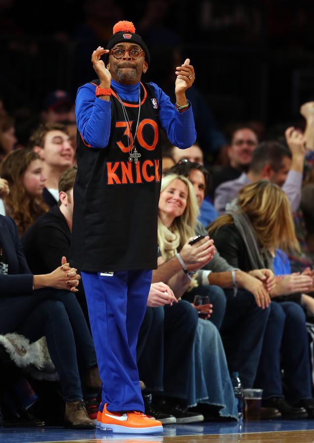 Imagen SPIKE LEE, que le regaló un par de zapatillas con los colores de los Knicks pero le lastiman los pies.