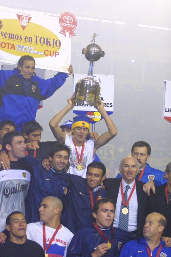 Imagen LIBERTADORES 2001, Román levanta el trofeo. La única de las cinco copas que Boca ganó en La Bombonera.