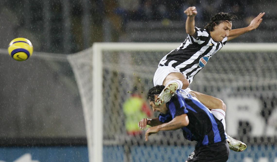 Imagen ABIERTO de piernas sobre Materazzi, en Juventus.