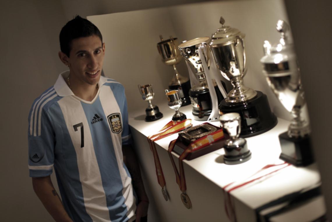 Imagen VITRINA. El rosarino junto a algunos de los trofeos y premios que acumuló: "Como me mudé hace poco, solo están los de España".