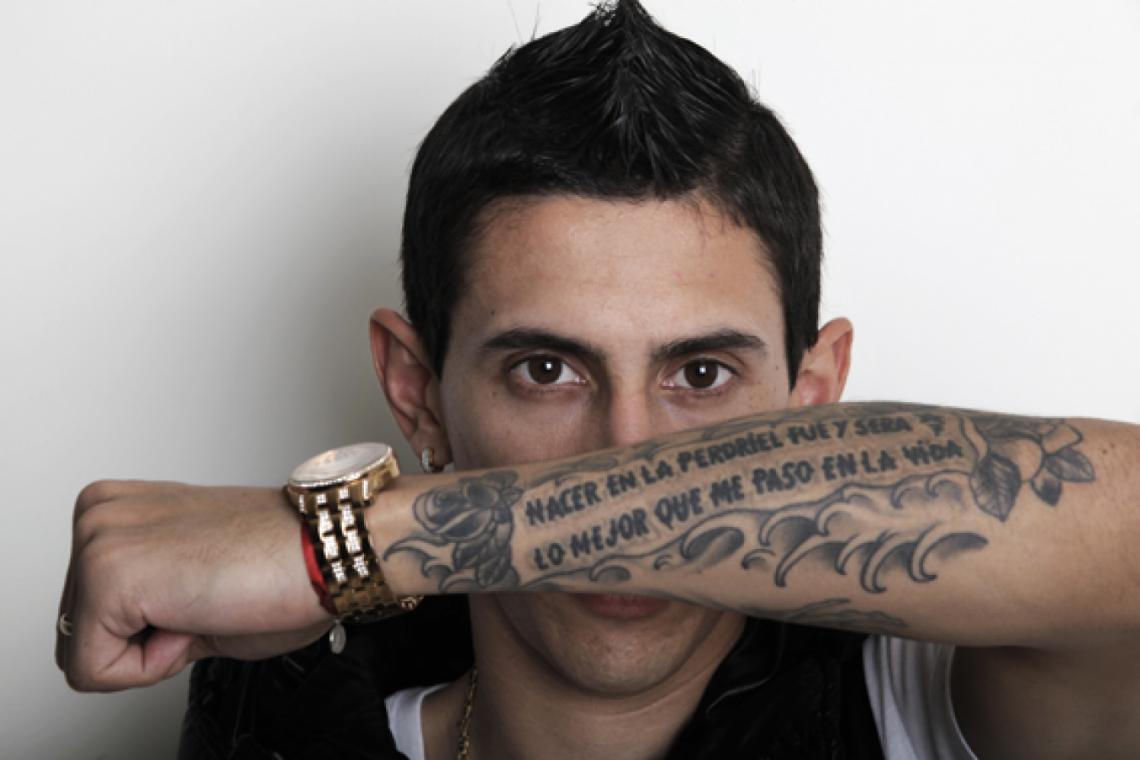 Imagen SIEMPRE CERCA. En el antebrazo lleva el tatuaje que remite a su barrio en Rosario.