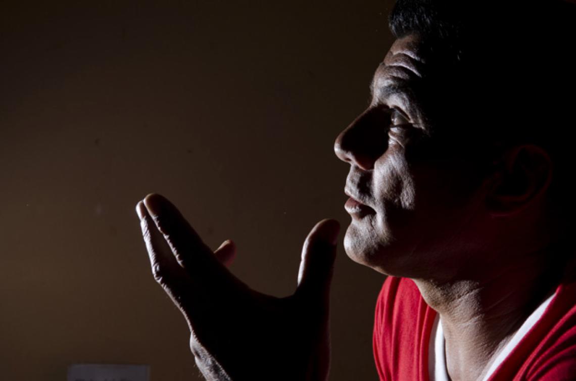 EL LOCO, a los 49 años. Llegó vestido de rojo a propósito. "Solo le pido a Dios que Independiente se salve" dice.