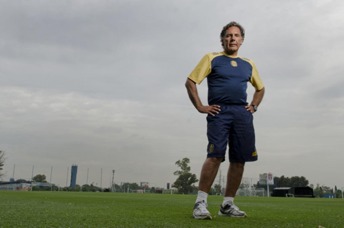 DE PIE. Russo y la serenidad que lo caracteriza. a los 56 años, afirma: "creo en mí".