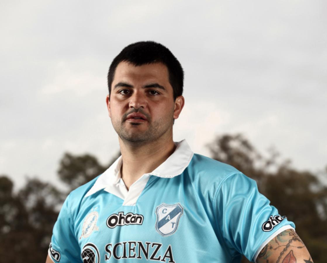 A LA CANCHA, Aguirre, 31 años, con la camiseta de Temperley. Un sueño cumplido y un ejemplo de superación.