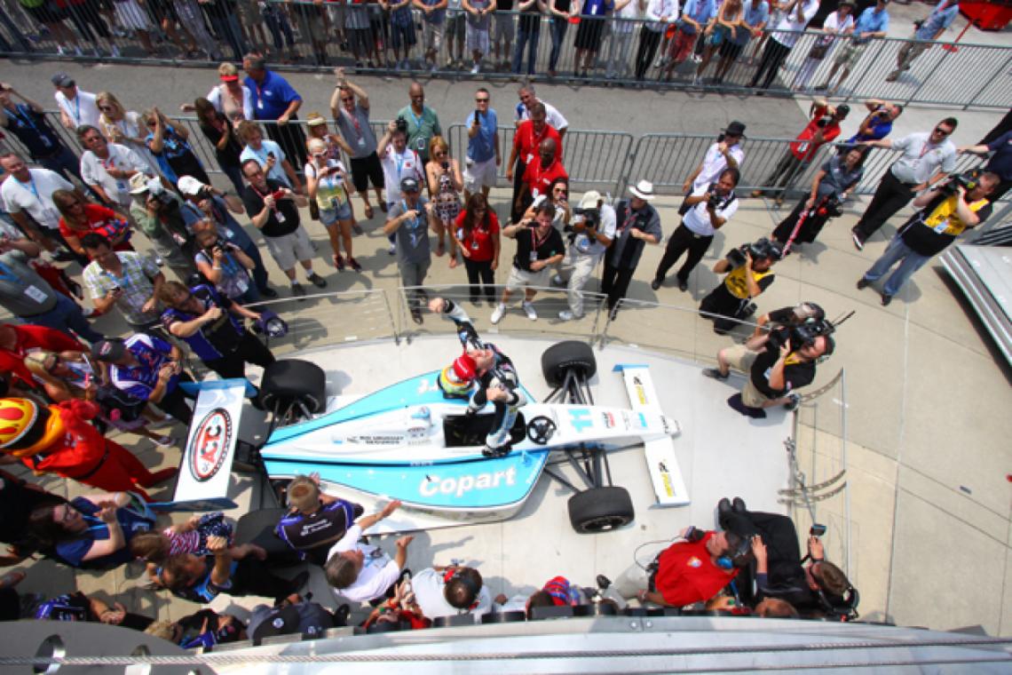 Imagen INOLVIDABLE el éxito en Indianápolis 2012 en Indy Light. Largó último por cambio de motor y en una remontada histórica logró un brillante triunfo.