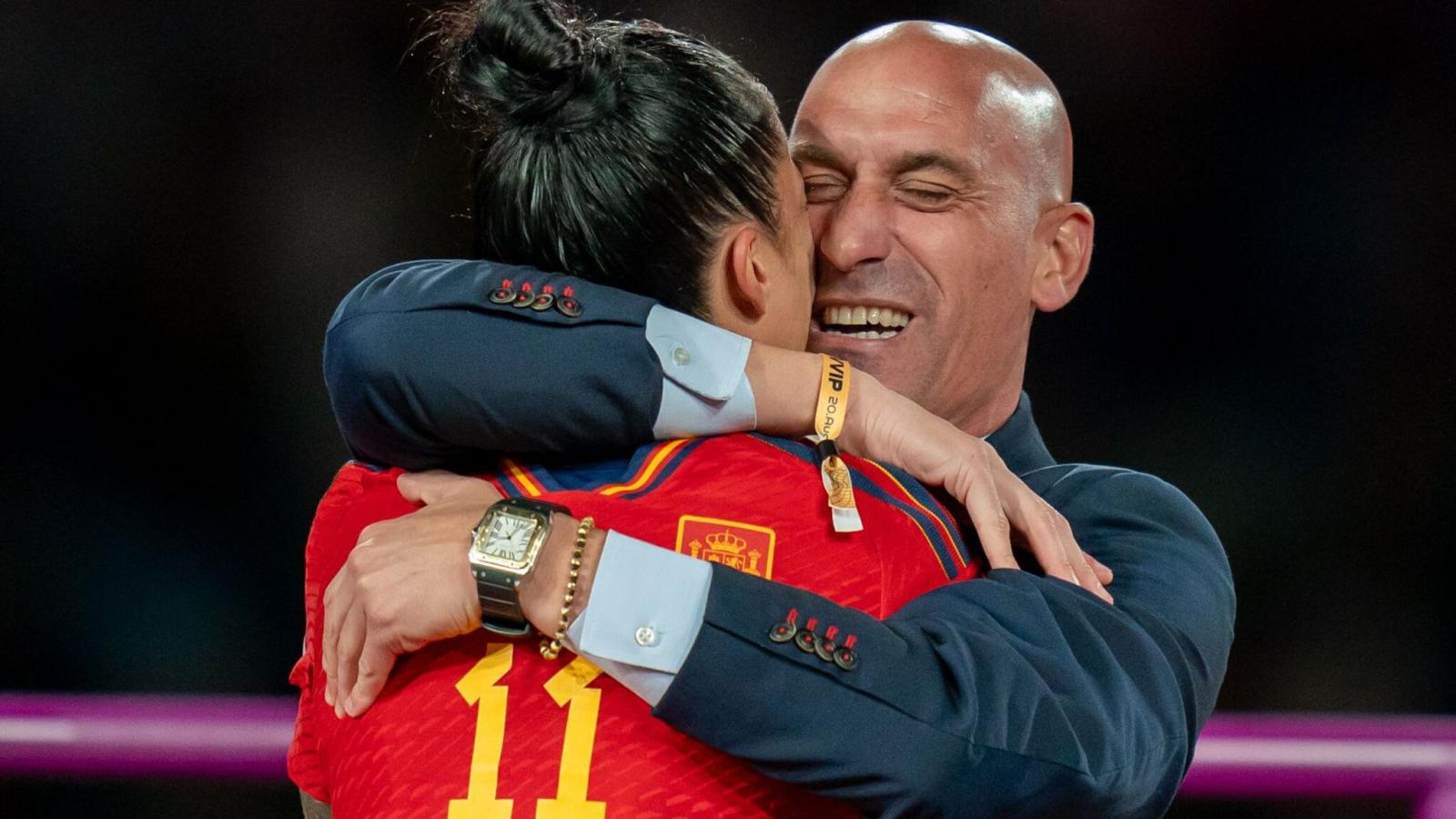 Imagen La euforia de Luis Rubiales con Jenni Hermoso tras la obtención del mundial femenino de España. 