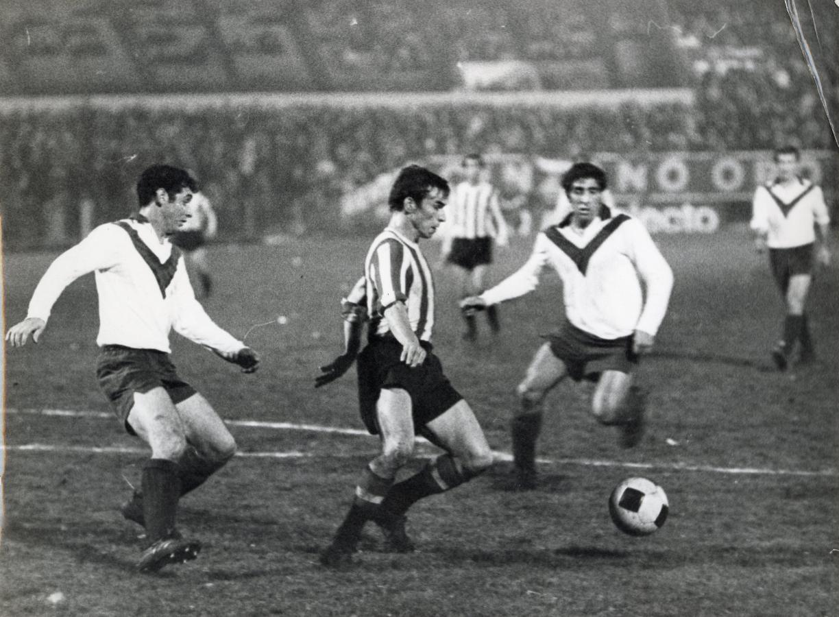 Imagen Una escena del último cruce de eliminación entre Estudiantes y Vélez: el 1 de agosto de 1968