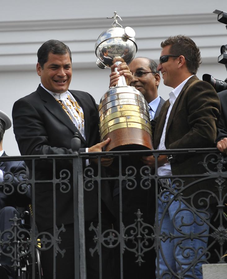 Imagen RAFAEL CORREA levanta la Libertadores en el festejo de la Liga de Quito, en 2008.