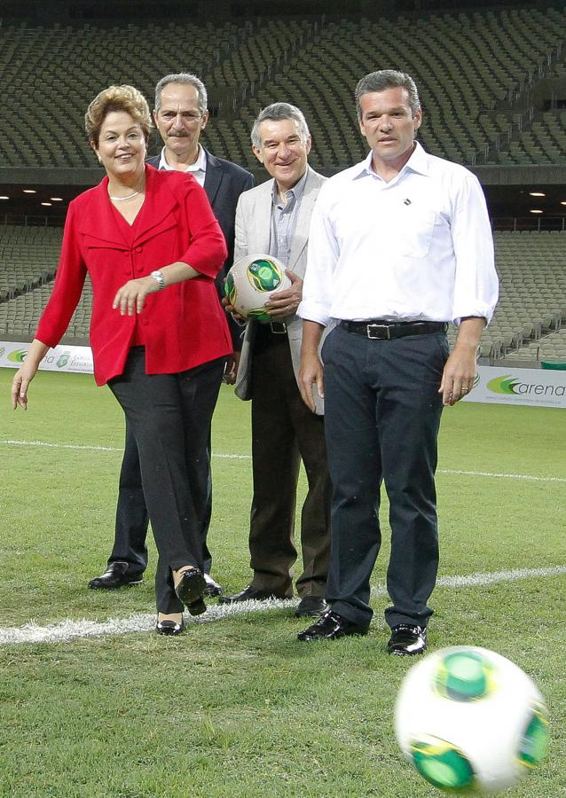 Imagen DILMA ROUSSEFF y el puntapié inaugural del estadio de Fortaleza.