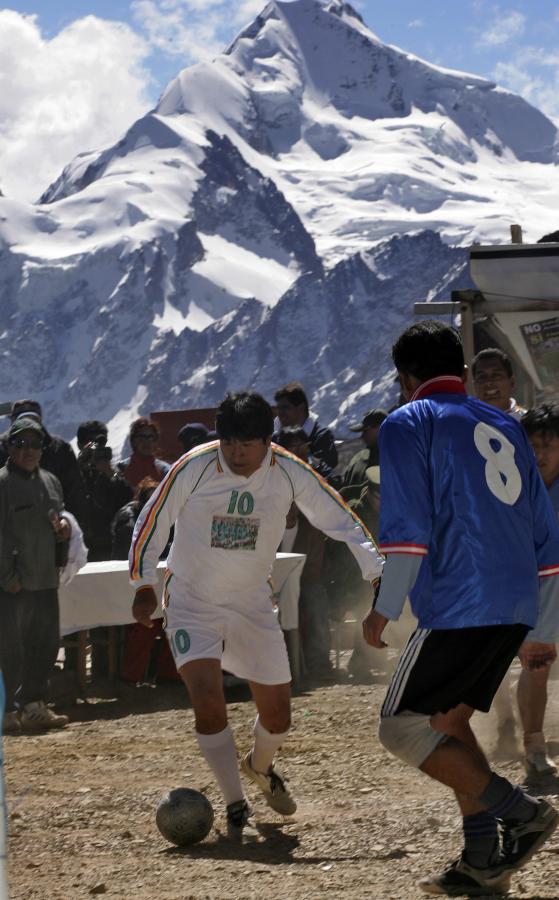 Imagen SIEMPRE con la diez. Evo Morales es el presidente sudamericano más apasionado por el fútbol. Aquí gambetea en Chacaltaya.