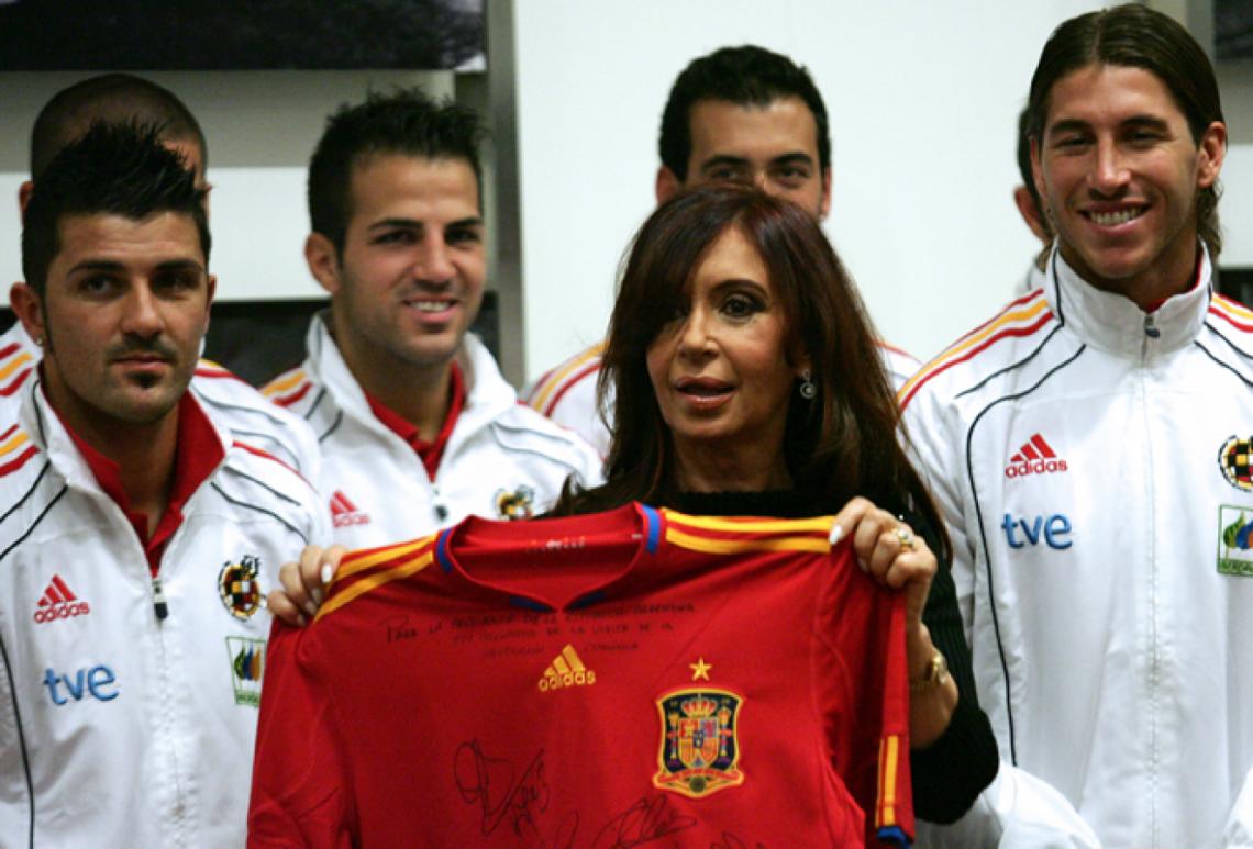 Imagen CRISTINA agasajó a la España campeona del mundo. Sonríen Villa, Fábregas y Sergio Ramos.