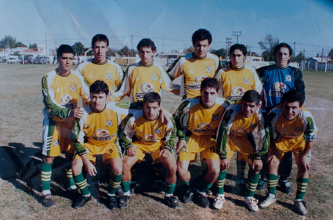 Imagen FITZ SIMON. El equipo de Embalse, Córdoba, un año antes del accidente de Torres (parado, el tercero desde la izquierda) en la cancha del Recreativo Elenense.