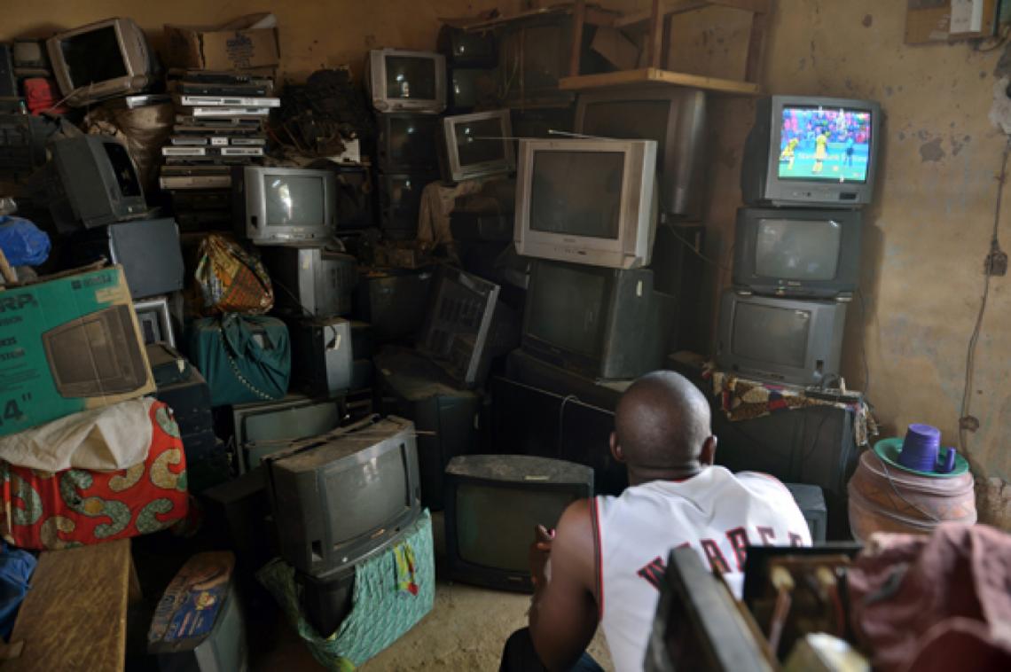 Imagen MIRADA ATENTA. Un hombre sigue Malí-Ghana entre una pila de televisores sin funcionar en la ciudad de Segou, dique de la resistencia ante los rebeldes islamistas.