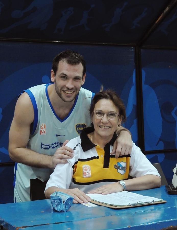 Imagen FRENTE A FRENTE. Con su mamá Stella Maris, quien es oficial de mesa de Obras Sanitarias.