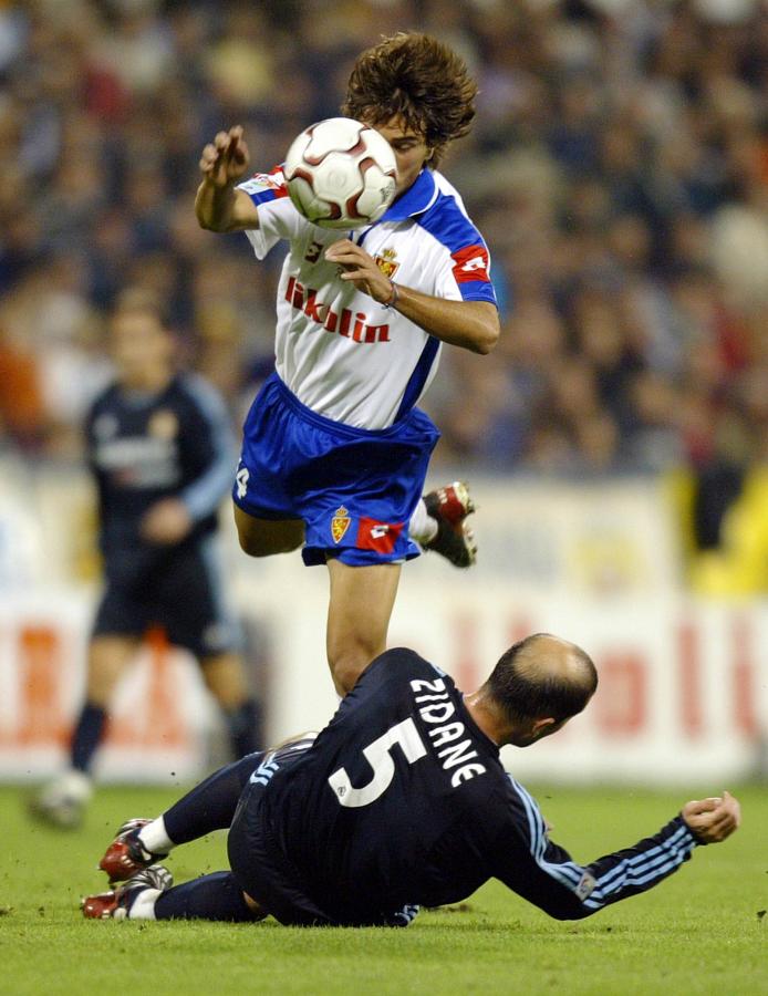 Imagen EL MUNDO del revés: Zidane va al piso a marcar a Ponzio, en un Madrid-Zaragoza. La camiseta de Zizou es una de las más precisas que posee.