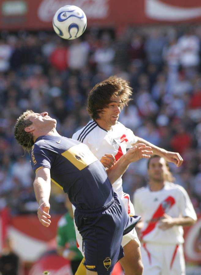 Imagen EN SU PRIMERA etapa en River (2007-08) ganó un campeonato pero no se destacó. Aquí marcando a Palermo en un superclásico.