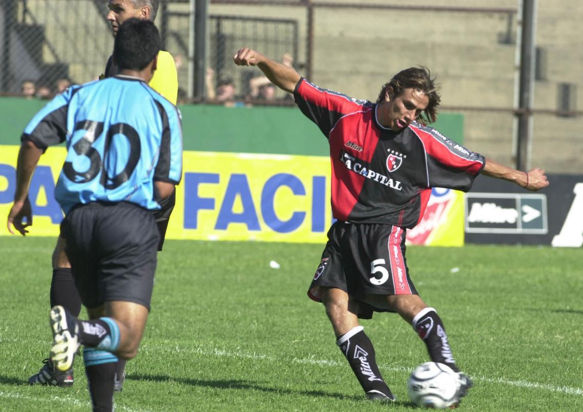Imagen CON LA 5 de Newell's pateando desde afuera, una de sus mayores virtudes.