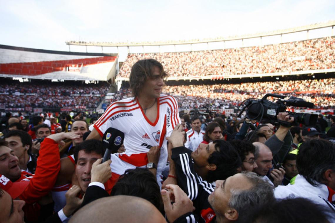 LA LOCURA del desahogo. River le gana 2-0 a Almirante Brown y vuelve a Primera División. Ponzio es llevado en andas. Ya había ascendido al Zaragoza.